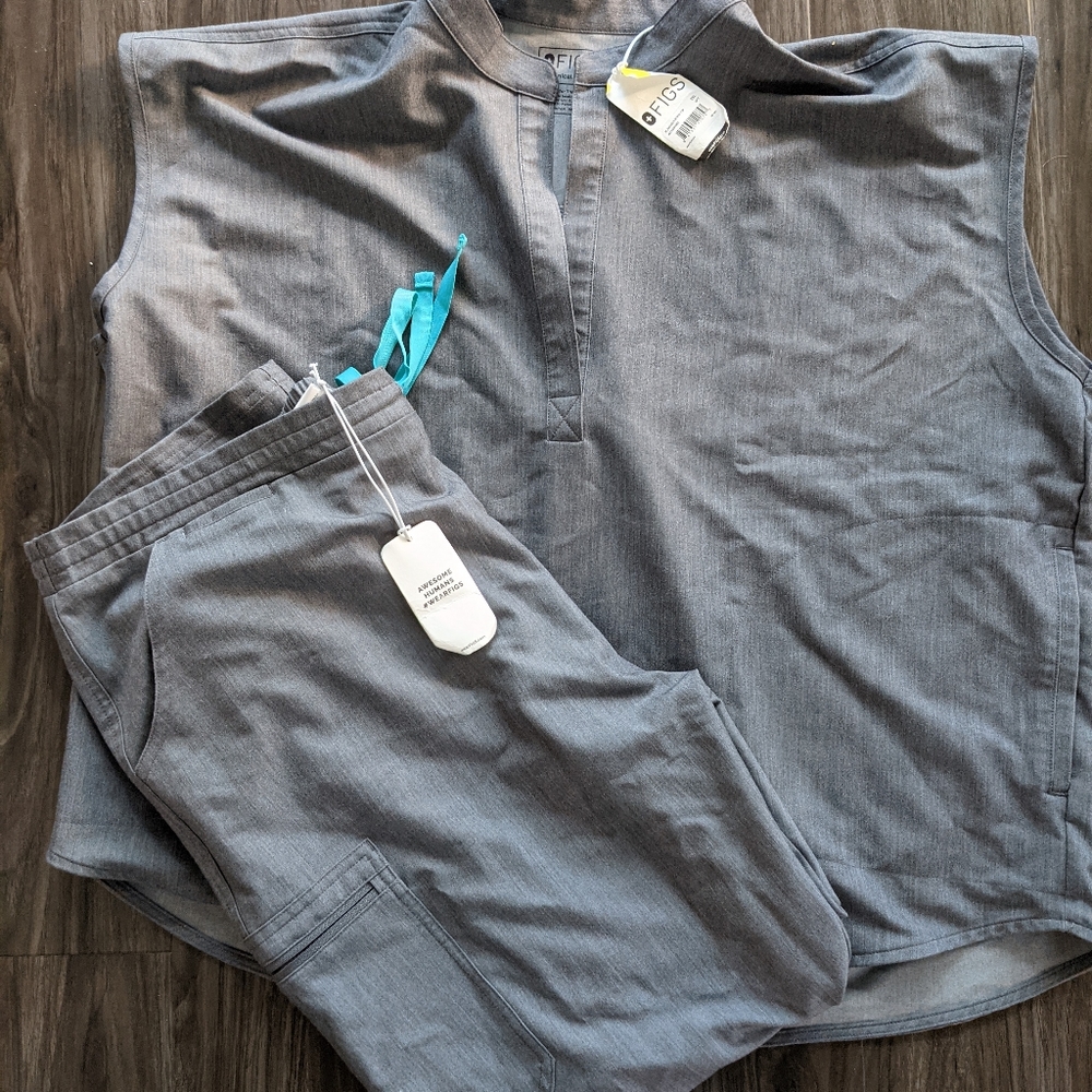 NWT Graphite 2xl FIGS scrub set!